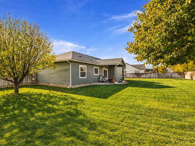 220 NE Greystone Loop — Photo 2
