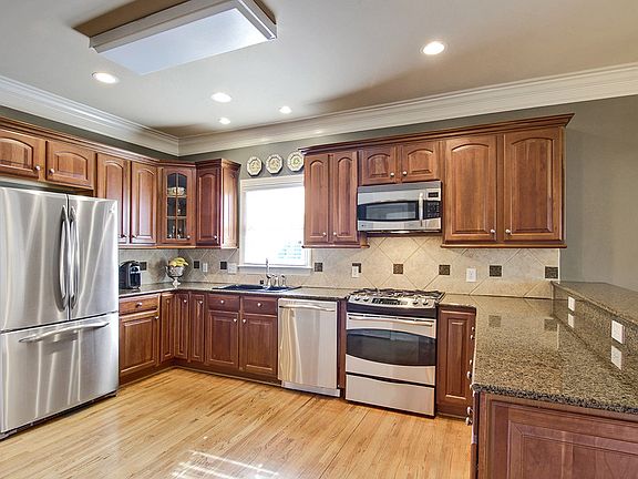 3rd image of 2439 Huntington Glen Drive