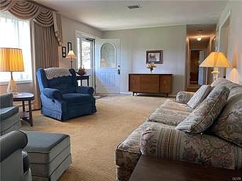 5th image of 2105 Wisteria Cir