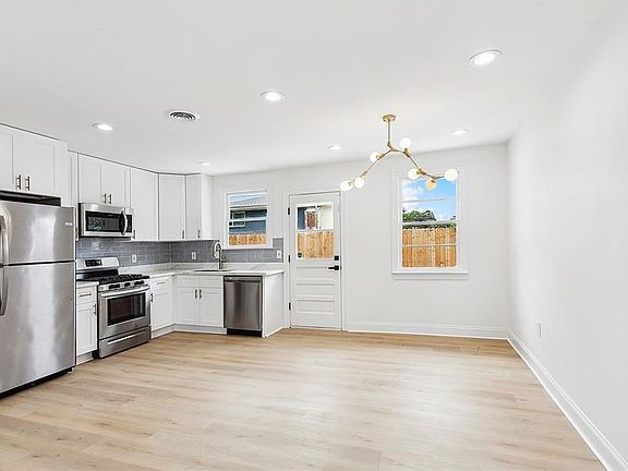 3rd image of 2401 Lauradale Dr