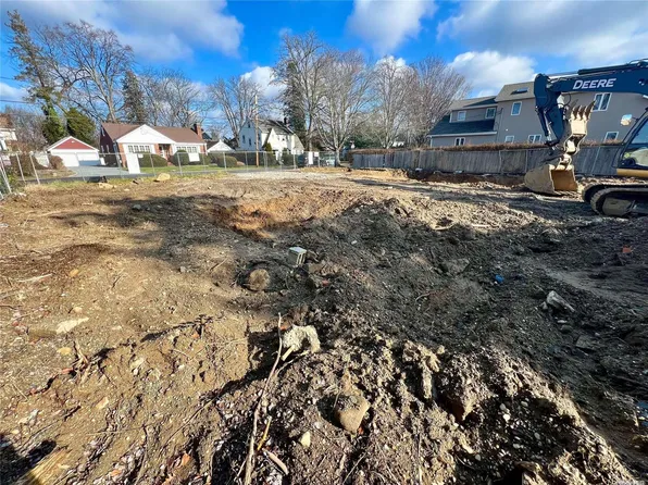 11 Linden Place, Glen Head, NY 11545