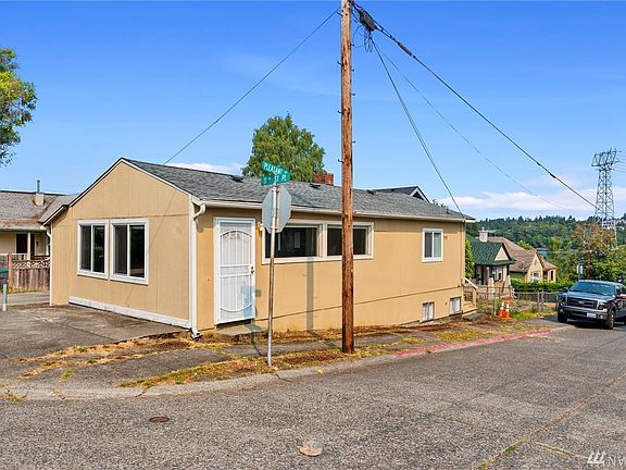 4th image of 402 11th Street Pl