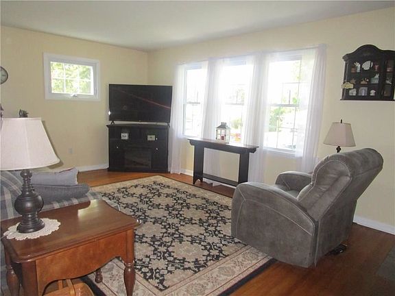 3rd image of 71 Hillcrest Dr