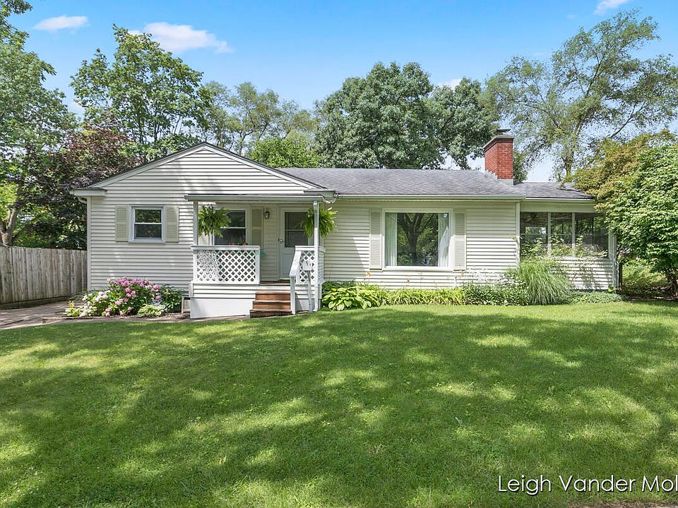 1st image of 1549 Cambridge Dr SE