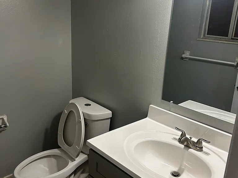 909 Midway St — Photo 3