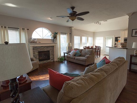 4th image of 814 Rock Springs Dr