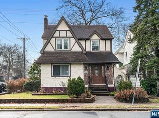 410 Woods Rd, Teaneck, NJ 07666