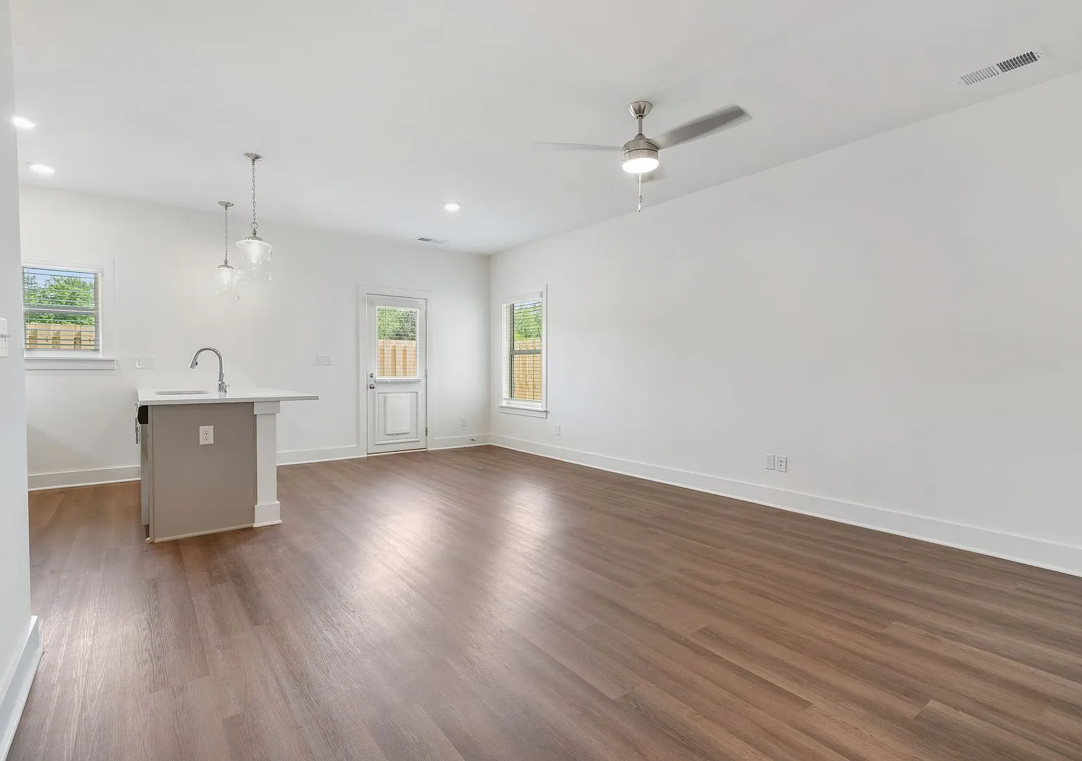 3 bedroom with fenced in backyard! — Photo 3