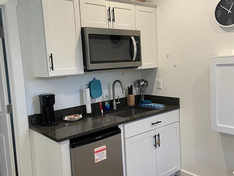 1426 SE Rogue Dr #C — Photo 2