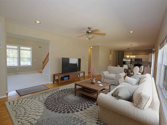 4th image of 6 Oakwood Ct