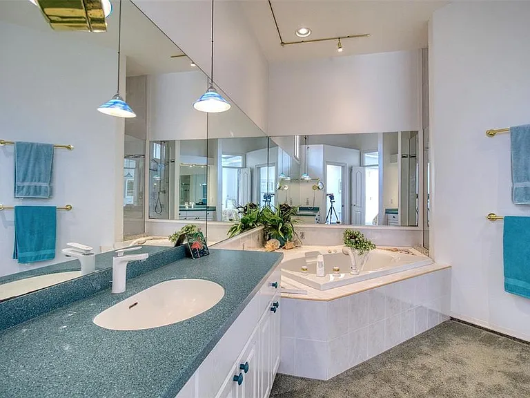 131 Sands Point Dr — Photo 36