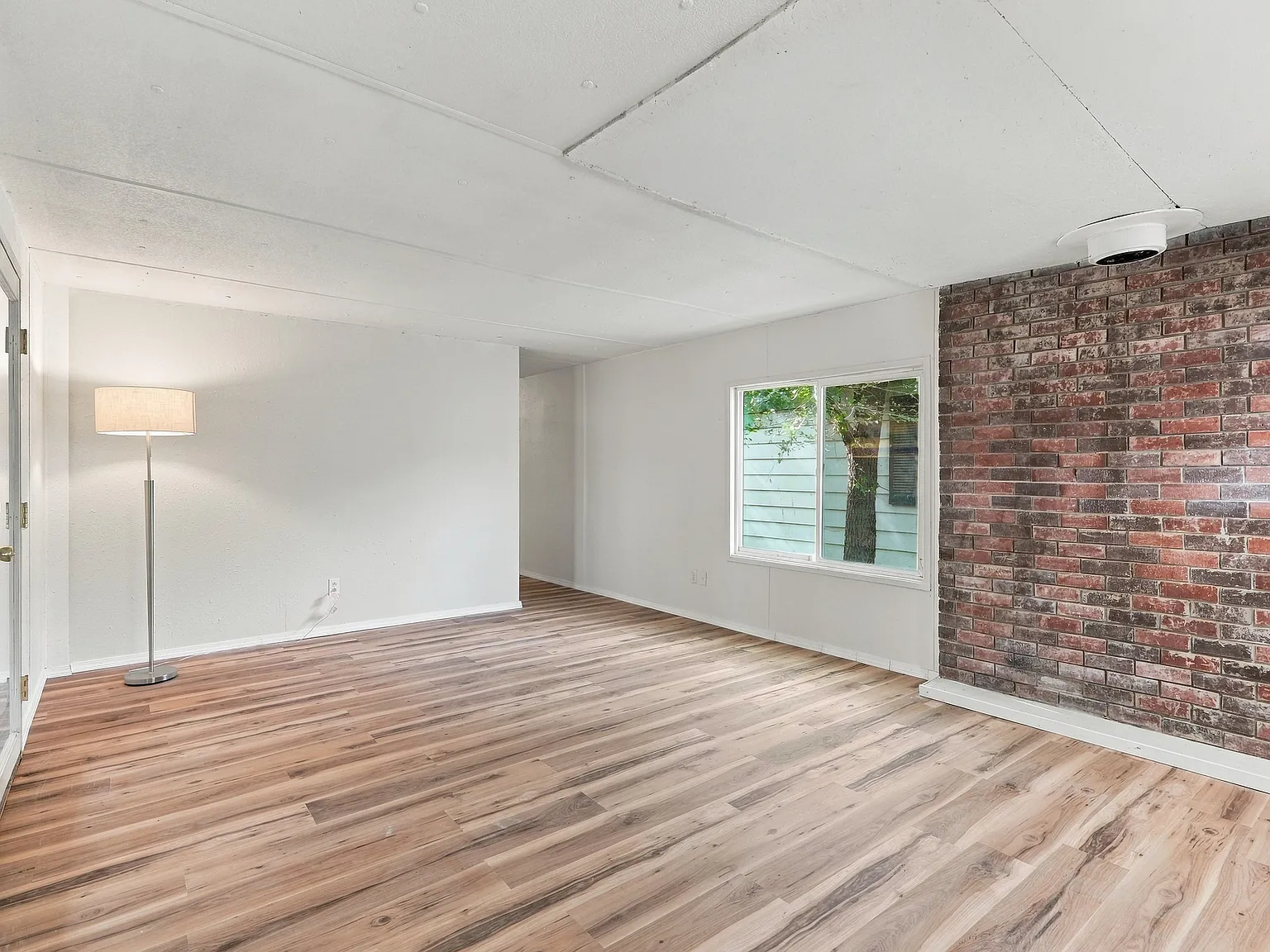 3 bed, 956 sqft, $1,700 — Photo 4