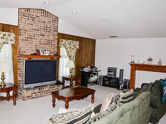 5th image of 1204 Farhills Dr