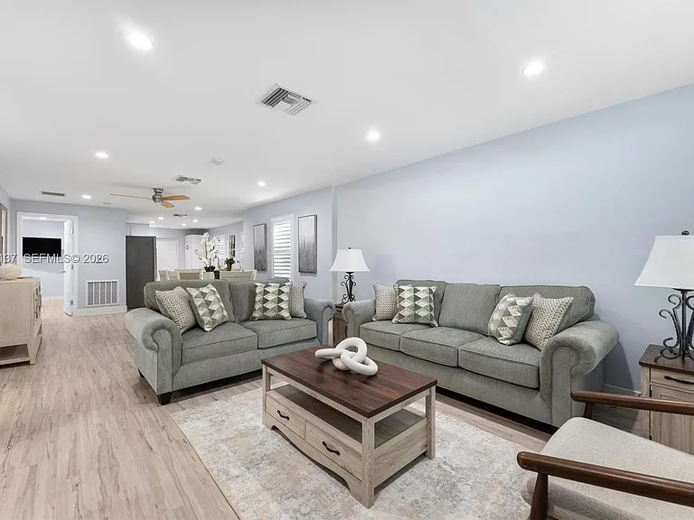 230 SW 12th Ave — Photo 3