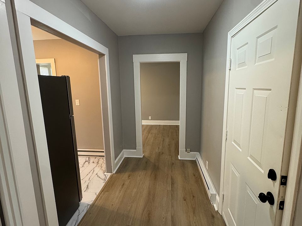 1st image of 735 Main St W APT 3