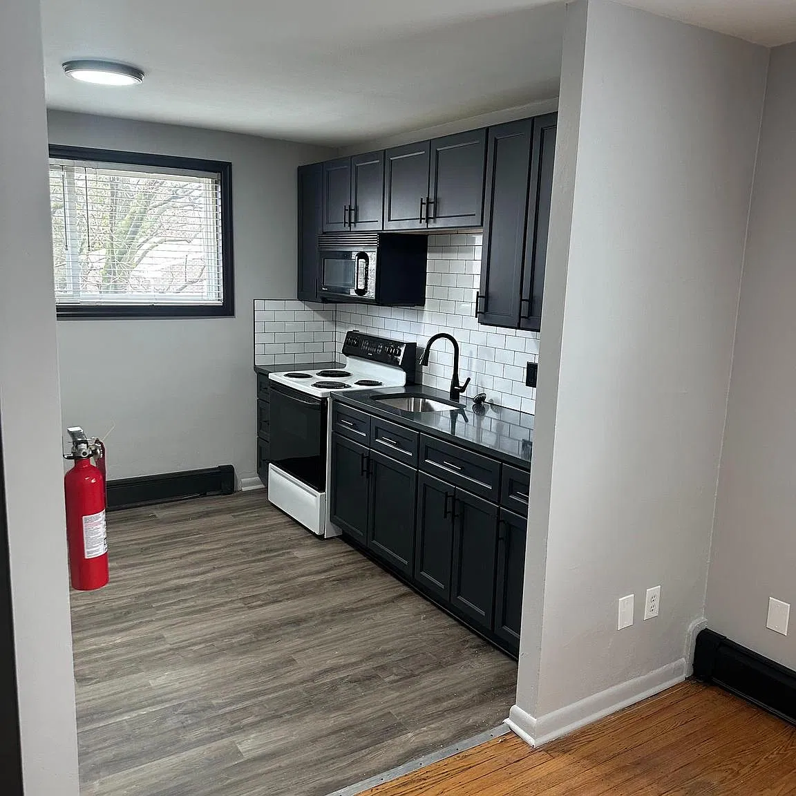 2 bed, 1.0 bath, 1050 sqft, $1,900 — Photo 4