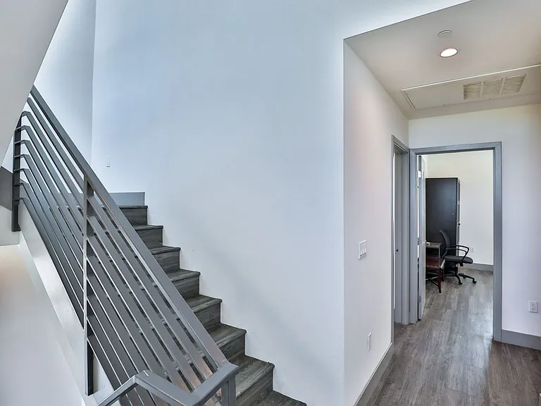 1208 W 25th St — Photo 67
