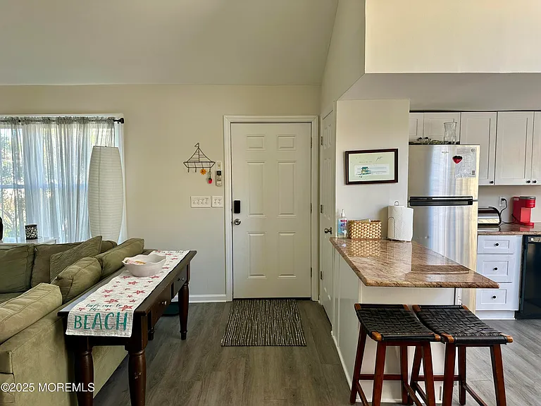 559 Tarpon Ave — Photo 2