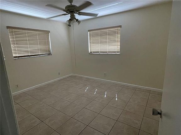 5th image of 1012 SE 15th St APT 5