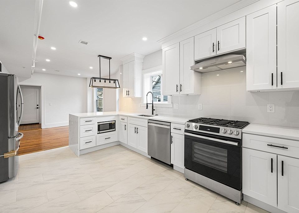 1st image of 10 Beech St #3