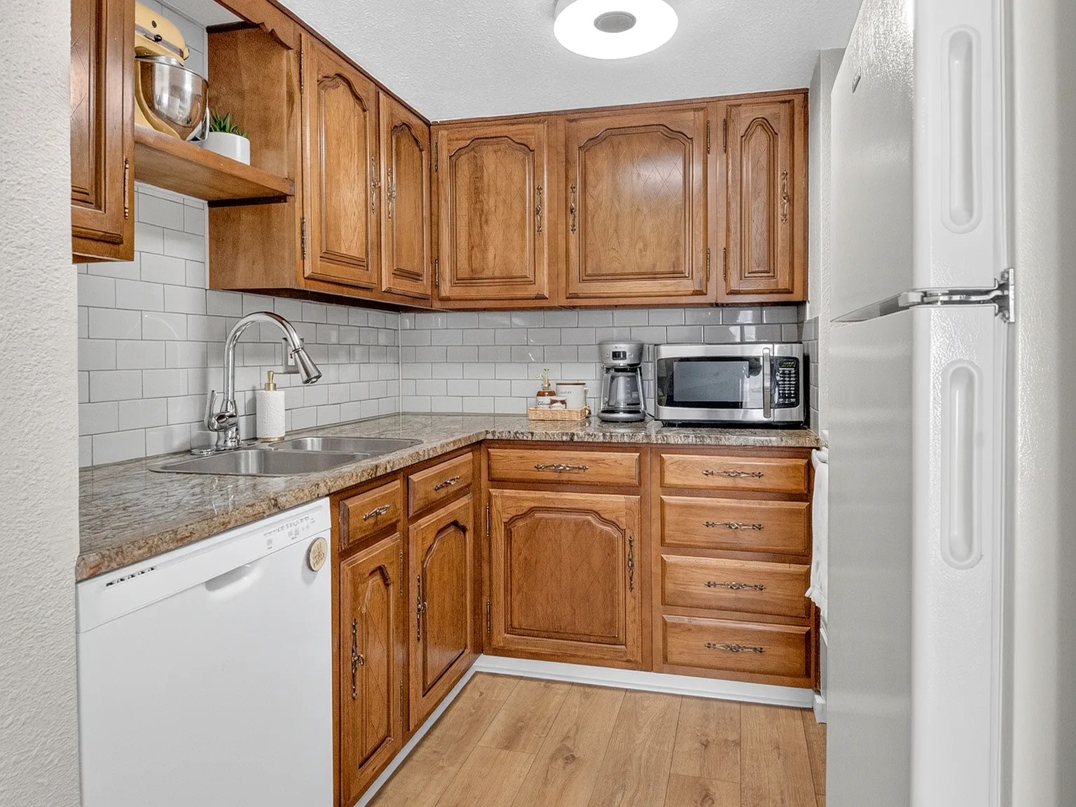 2 bed, 743 sqft, $1,800 — Photo 2