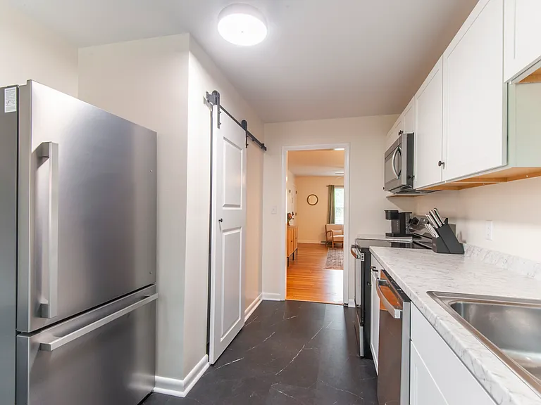 2218 Wayne Ave #B — Photo 10