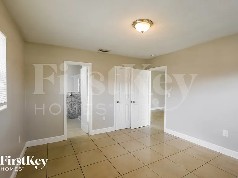 960 N 73rd Way — Photo 9