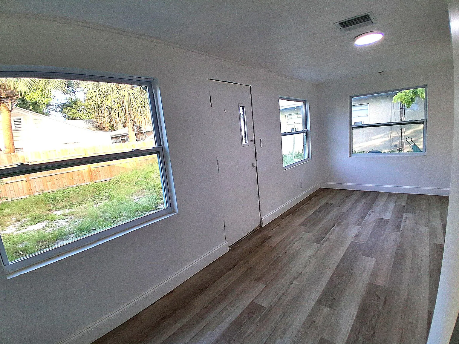 3 bed, 1.0 bath, 788 sqft, $2,300 — Photo 4