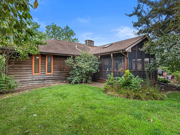 5th image of 205 Surrey Ct