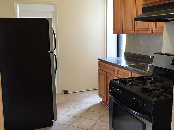 2nd image of 307 12th St APT 18
