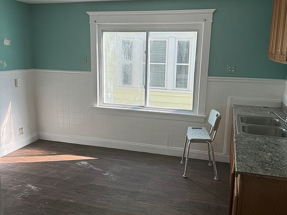 4th image of 379 Northumberland Ave