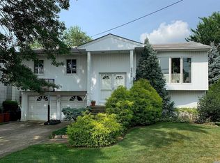 2788 Covered Bridge Rd, Merrick, NY 11566