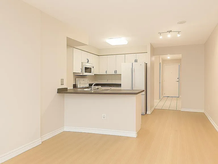 25 Kingsbridge Garden Cir #2121 — Photo 7