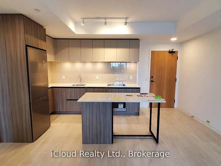 7950 Bathurst St #210 — Photo 2