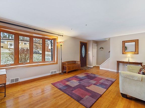 3rd image of 1545 Theresa Ave