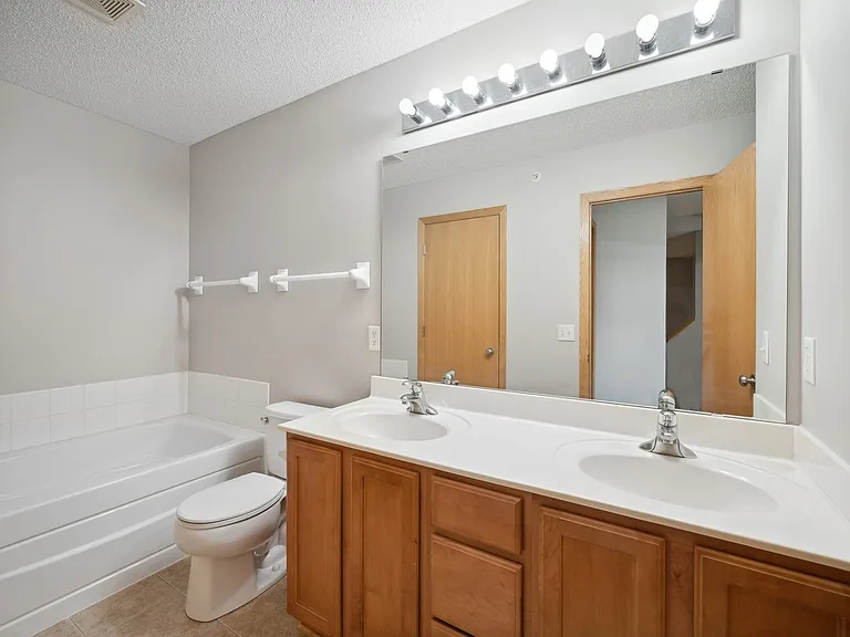 5009 Everest Ln N — Photo 7