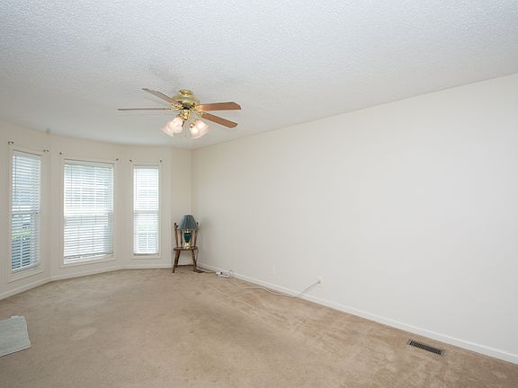 4th image of 869 Gordon Pl
