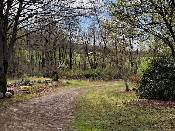 5th image of 61 E Hollow Rd