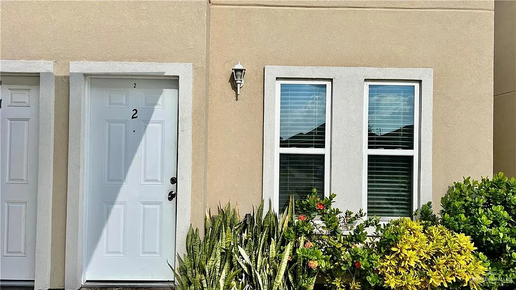 2 bed, 1.5 bath, 1072 sqft, $1,050 — Photo 3