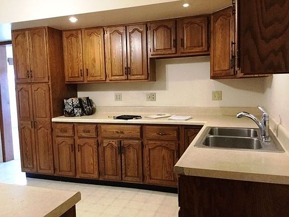 4th image of 28 Blackhawk Hills Dr