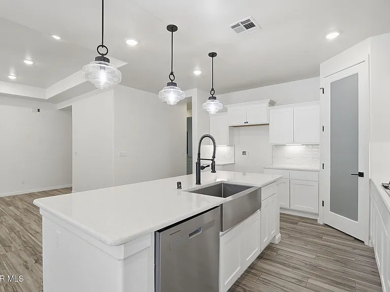 253 Farnborough St — Photo 20