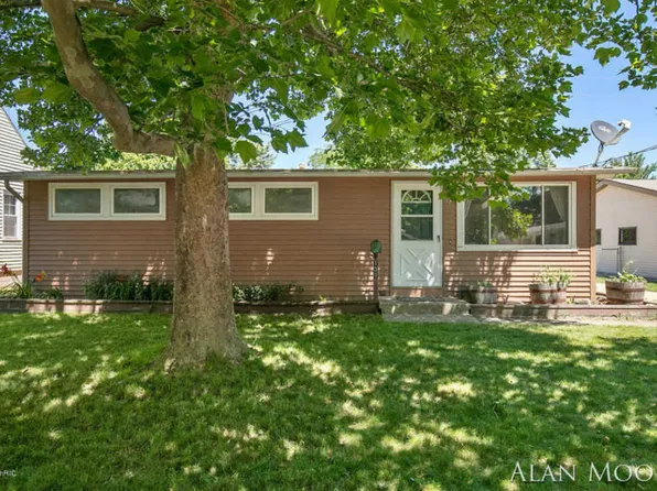 131 Highland Dr NE, Rockford, MI 49341