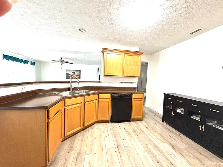 2467 Middle View Dr — Photo 8