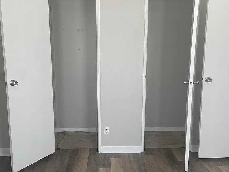 319 SE Valerie Ct — Photo 5