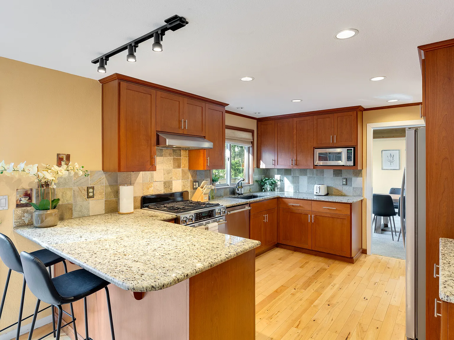 5 bed, 3.5 bath, 3090 sqft, $6,950 — Photo 3