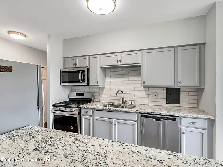 1711 Summit Point — Photo 3