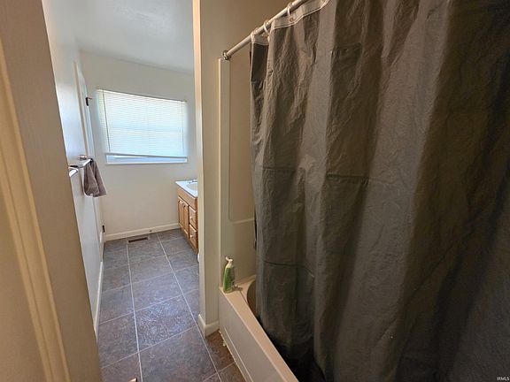 5th image of 910 Rose St