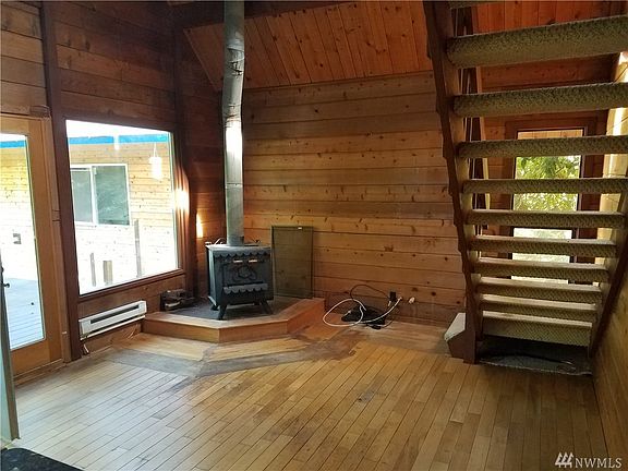 3rd image of 5591 NE Ponderosa Blvd