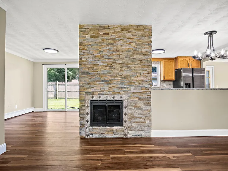 8 Carver Rd — Photo 3