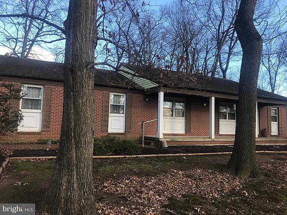 2nd image of 4 Windy Hill Ln
